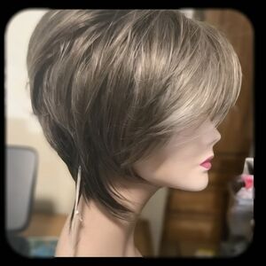 Make Offer! Noriko REESE - Stylish Short Layered Wig in Sandy Silver